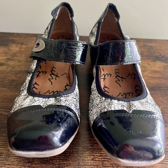 Un Tour En Ville| Black & White Mary Jane Velcro Strap Flats Size EUR38/  US7.5 - Picture 2 of 7